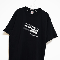 レトロなオルガンをデザインした音楽系Ｔシャツ  プレミアム仕様【ブラック】やや厚め生地のハイグレード半袖クルーネック 2枚目の画像