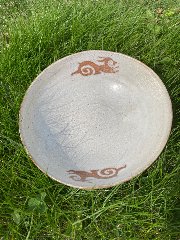 【再販】 アイヌうさぎの翔ける中鉢 オフホワイト  陶器 1枚目の画像