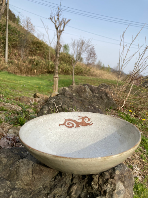 【再販】 アイヌうさぎの翔ける中鉢 オフホワイト  陶器 6枚目の画像