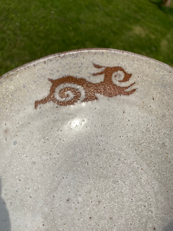 【再販】 アイヌうさぎの翔ける中鉢 オフホワイト  陶器 4枚目の画像
