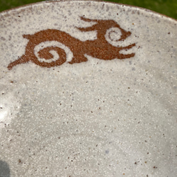 【再販】 アイヌうさぎの翔ける中鉢 オフホワイト  陶器 3枚目の画像