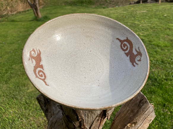 【再販】 アイヌうさぎの翔ける中鉢 オフホワイト  陶器 2枚目の画像