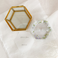 スミレとイベリススノーボールのナチュラルテイストレジンリングピロー×ゴールドガラスケース 11枚目の画像