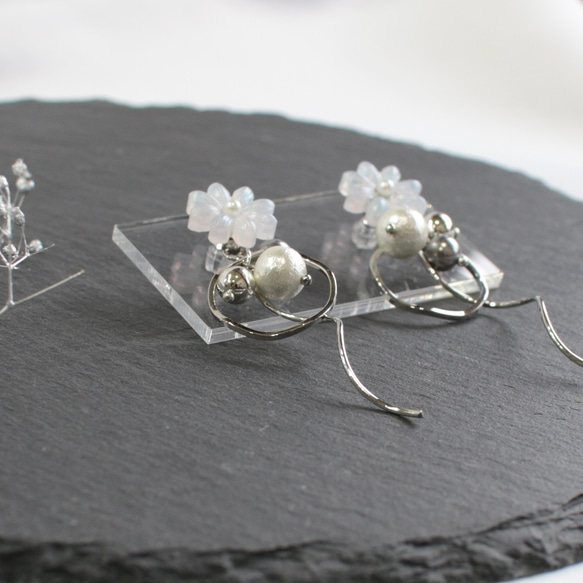 silver/flower 2way earrings ピアス　イヤリング　フラワーアクセサリー　レジン　ギフト 6枚目の画像