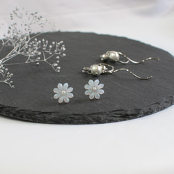 silver/flower 2way earrings ピアス　イヤリング　フラワーアクセサリー　レジン　ギフト 3枚目の画像