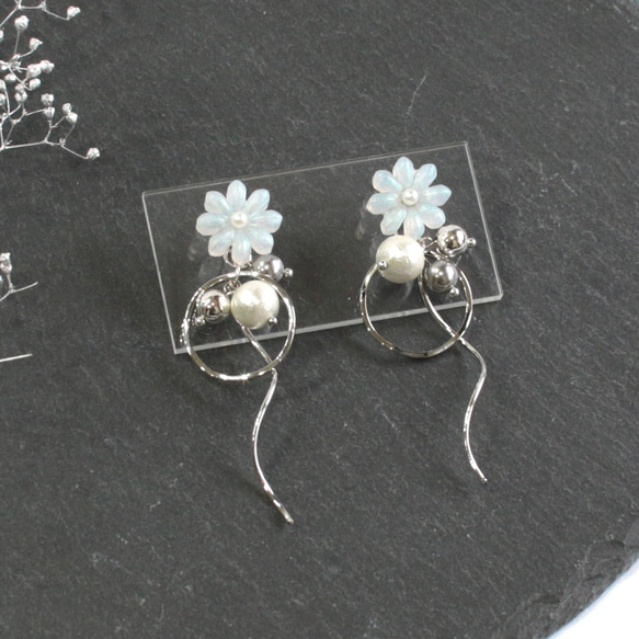 silver/flower 2way earrings ピアス　イヤリング　フラワーアクセサリー　レジン　ギフト 1枚目の画像