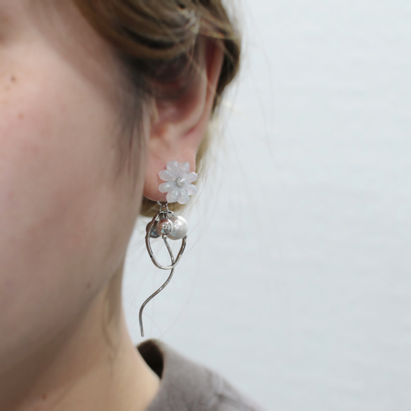 silver/flower 2way earrings ピアス　イヤリング　フラワーアクセサリー　レジン　ギフト 2枚目の画像