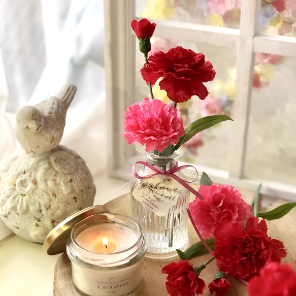 赤いカーネーションのシンプルな花瓶付きアレンジ ずっと楽しめる