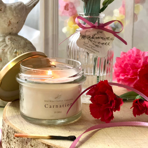 赤いカーネーションのシンプルな花瓶付きアレンジ ずっと