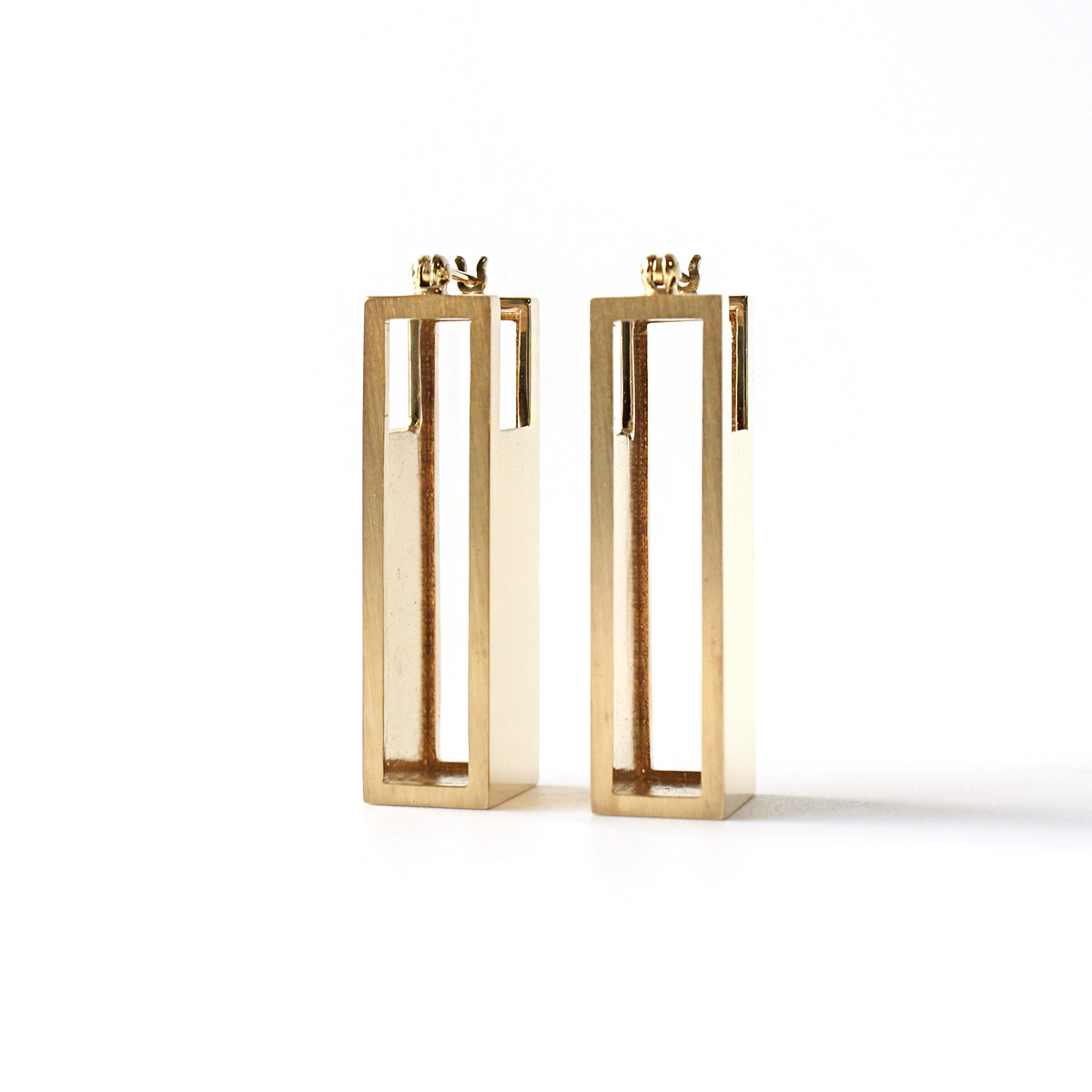 耳たぶと一体化する 立体 四角 ピアス「Unify Shikaku Earring」/ 真鍮 ゴールド シルバー