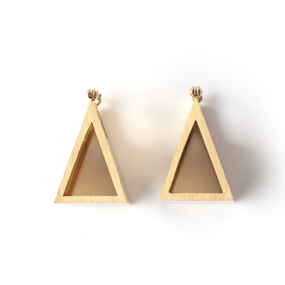 耳たぶと一体化する 立体 三角 ピアス「Unify Sankaku Earring」/ 真鍮 ゴールド シルバー 2枚目の画像