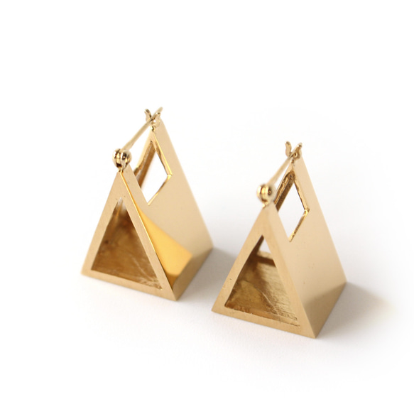 耳たぶと一体化する 立体 三角 ピアス「Unify Sankaku Earring」/ 真鍮 ゴールド シルバー 3枚目の画像