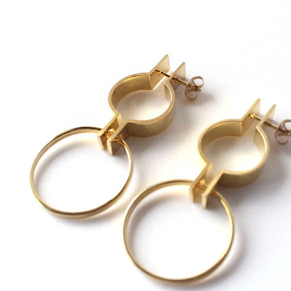 フィット感抜群 大人上品 ピアス「Lock Loop Earring」/ K18plated ゴールド シルバー 3枚目の画像