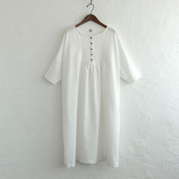 蓬鬆身材遮蓋亞麻罩衫連衣裙（灰白色）OP32。 第9張的照片
