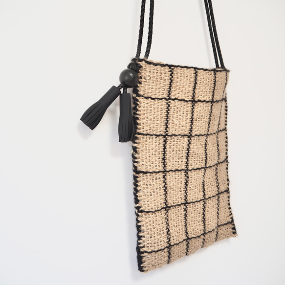 手織り生地から作ったジュート素材のサコッシュバッグ 4枚目の画像
