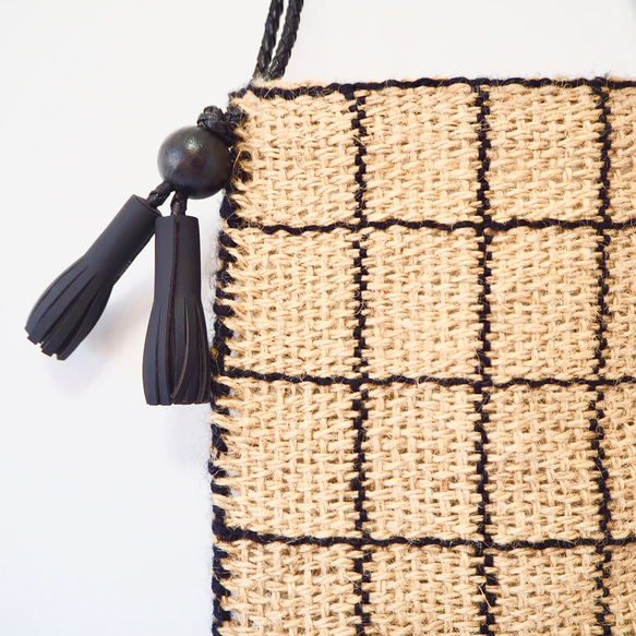 手織り生地から作ったジュート素材のサコッシュバッグ 3枚目の画像