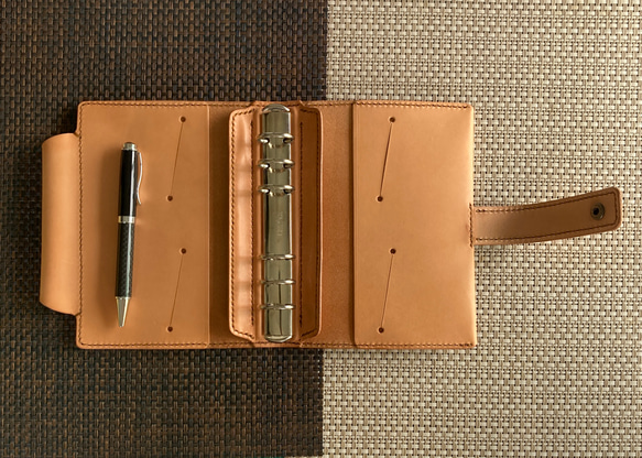 creema限定【ﾊﾞｲﾌﾞﾙL・生成・日光浴】筒状ペンホルダーのシステム手帳 SNBL-002sp 230507 筒状ペンホルダーのシステム手帳 筒状ペンホルダーのシステム手帳☜　 バイブル 002sp 生成り ノート付 ヌメ床革 ミニ6穴 内径選べます