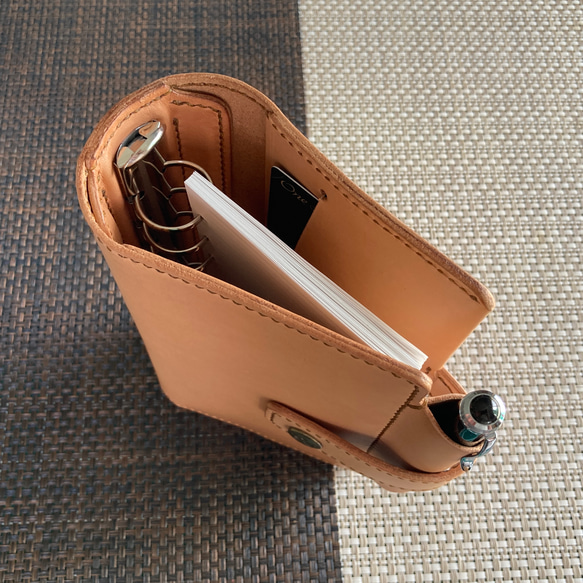 creema限定【ﾊﾞｲﾌﾞﾙL・生成・日光浴】筒状ペンホルダーのシステム手帳 SNBL-002sp 230507 筒状ペンホルダーのシステム手帳 筒状ペンホルダーのシステム手帳☜　 バイブル 002sp 生成り ノート付 ヌメ床革 ミニ6穴 内径選べます