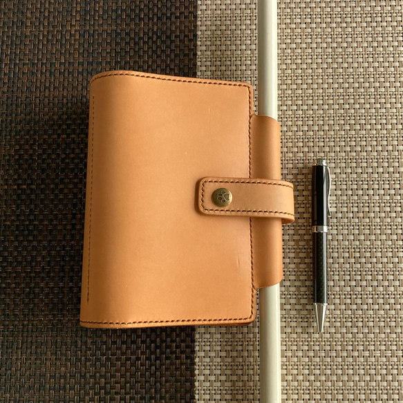 creema限定【ﾊﾞｲﾌﾞﾙL・生成・日光浴】筒状ペンホルダーのシステム手帳 SNBL-002sp 230507 筒状ペンホルダーのシステム手帳 筒状ペンホルダーのシステム手帳☜　 バイブル 002sp 生成り ノート付 ヌメ床革 ミニ6穴 内径選べます