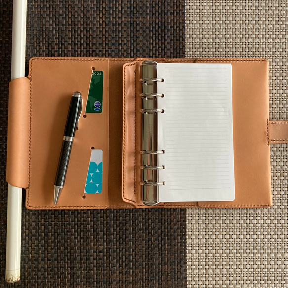 creema限定【ﾊﾞｲﾌﾞﾙL・生成・日光浴】筒状ペンホルダーのシステム手帳 SNBL-002sp 230507 筒状ペンホルダーのシステム手帳 筒状ペンホルダーのシステム手帳☜　 バイブル 002sp 生成り ノート付 ヌメ床革 ミニ6穴 内径選べます