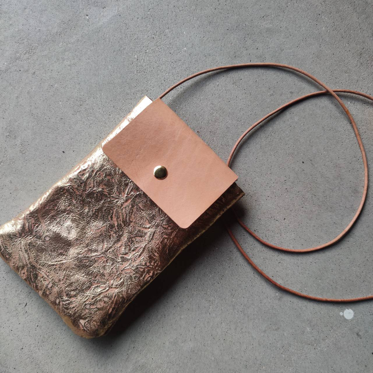 本革サコッシュ、スマホや財布などに最適。丸紐120cm、サイズ調整可能。シンプルでスタイリッシュなデザイン　金箔ゴールド