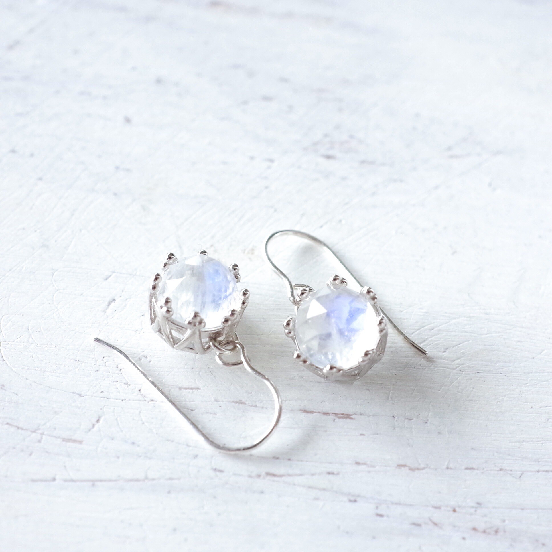 【宝石質】レインボームーンストーンAAAのクラウン(王冠)ピアス(sv925)