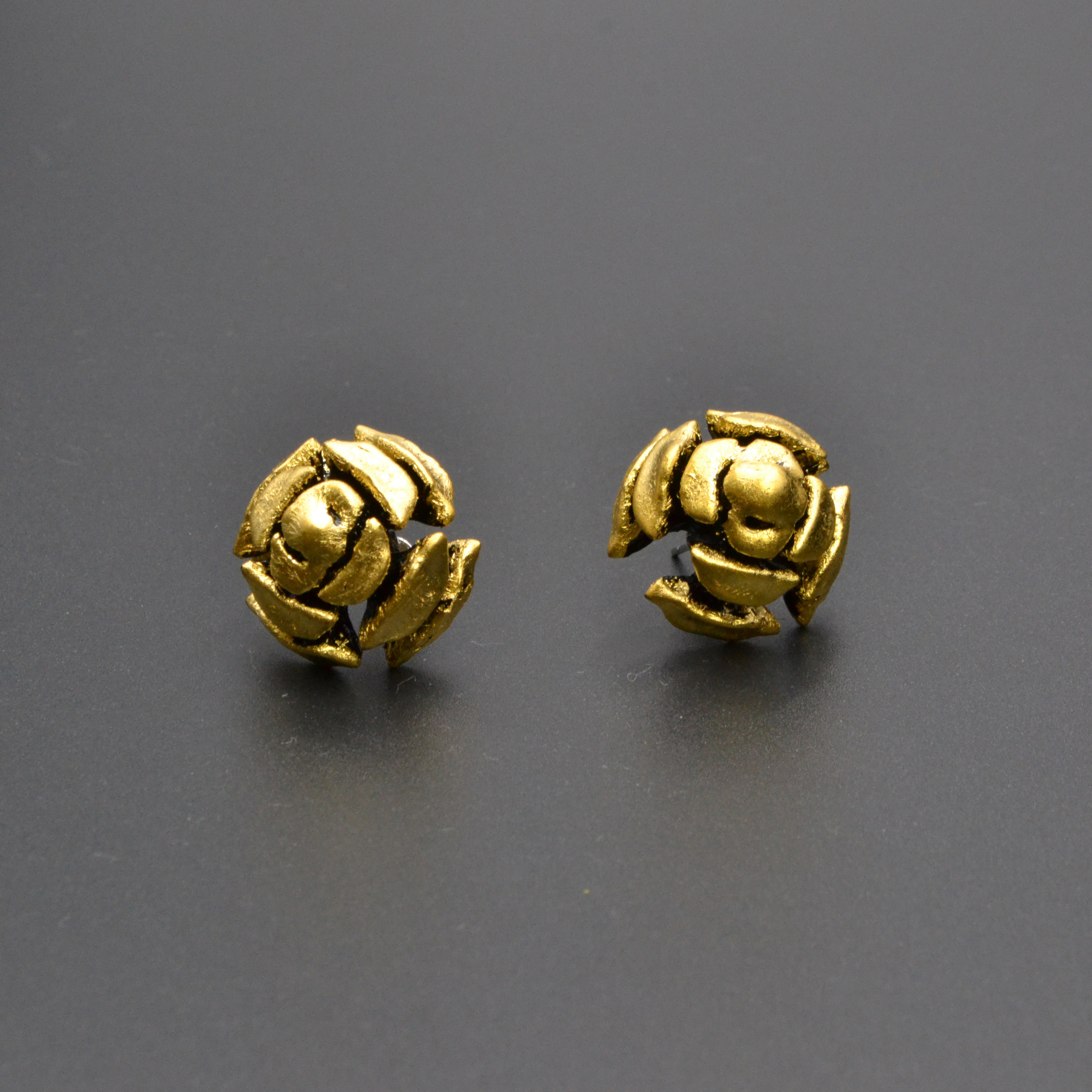 金色の薔薇　ピアス　キラキラ金箔仕様