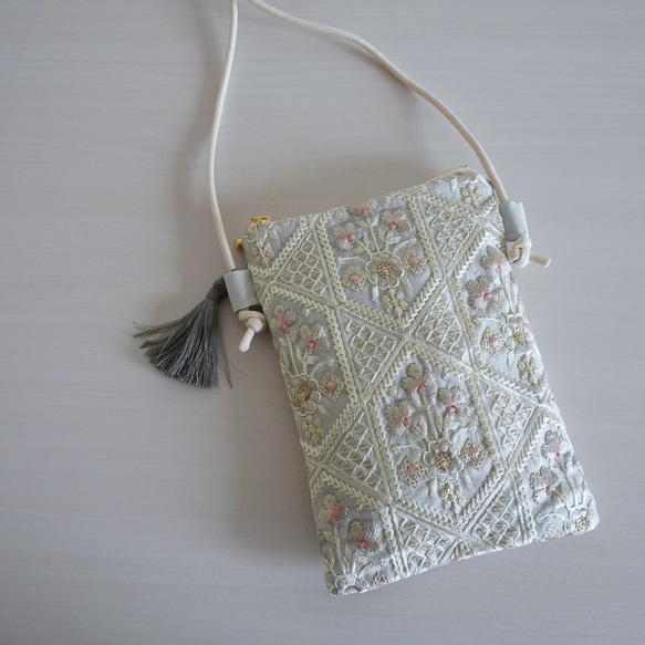 ちょっとそこまでスマホポシェット　-淡い水色ベースにお花モチーフの刺繍-SPP2305BL24EF 2枚目の画像