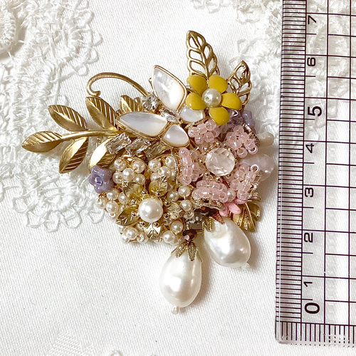 ビーズ刺繡 蝶とフラワーのきらきらブローチ ブローチ melrose