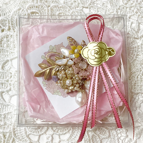 マルジェラ　花ブローチ　フラワー ビーズ刺繡 蝶とフラワーのきらきらブローチ ブローチ melrose