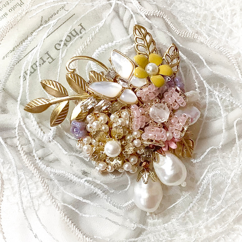 ビーズ刺繡 蝶とフラワーのきらきらブローチ ブローチ melrose ビーズ刺繡 蝶とフラワーのきらきらブローチ ブローチ melrose