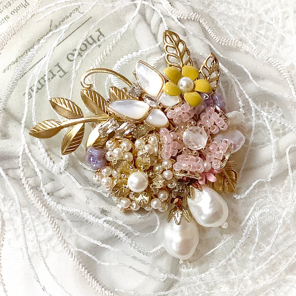 ビーズ刺繡 蝶とフラワーのきらきらブローチ ブローチ melrose