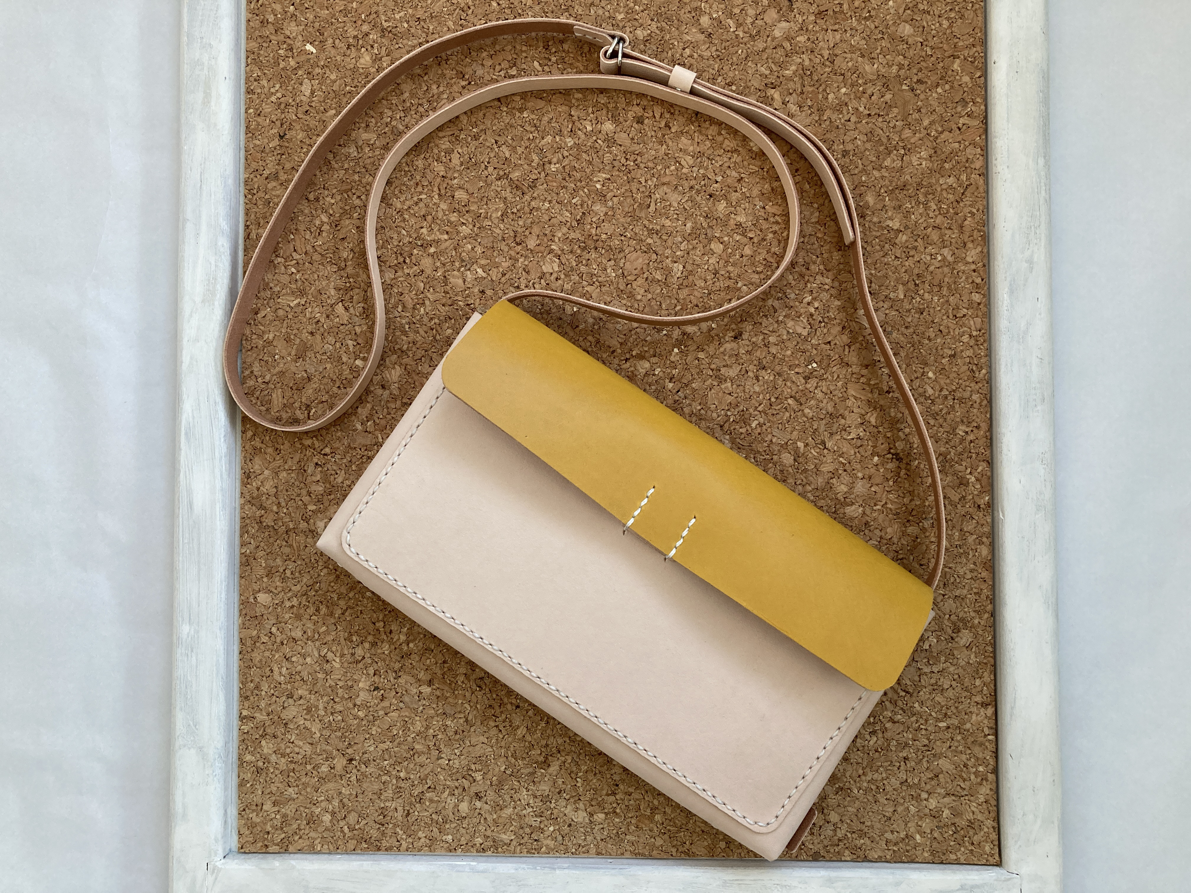 長財布が入る【横型スマホポシェット】（カラーヌメ革イエローフラップ) 手縫い　日本製　コンパクトショルダーバッグ