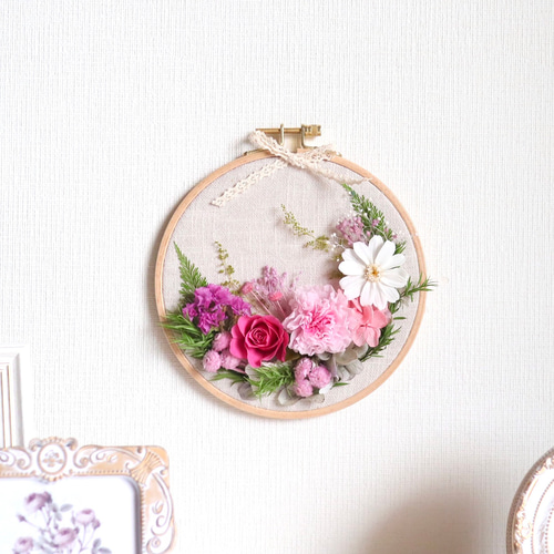 ローズガーデン刺繍アレンジ/プリザーブドフラワー壁飾り（無料ギフト