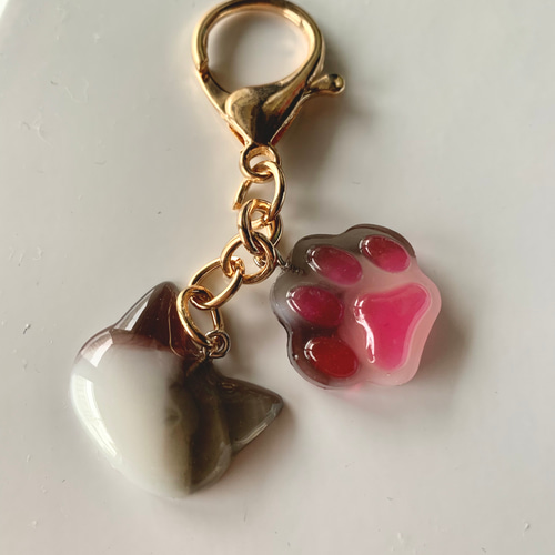 白猫と肉球✩キーホルダー✩チャーム✩レジン✩ハンドメイド 白猫と肉球✩キーホルダー✩チャーム✩レジン✩ハンドメイド