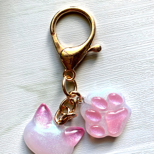 白猫と肉球✩キーホルダー✩チャーム✩レジン✩ハンドメイド 白猫と肉球✩キーホルダー✩チャーム✩レジン✩ハンドメイド