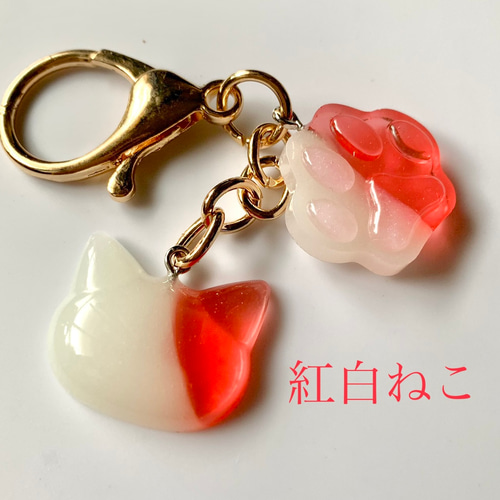 白猫と肉球✩キーホルダー✩チャーム✩レジン✩ハンドメイド 白猫と肉球✩キーホルダー✩チャーム✩レジン✩ハンドメイド