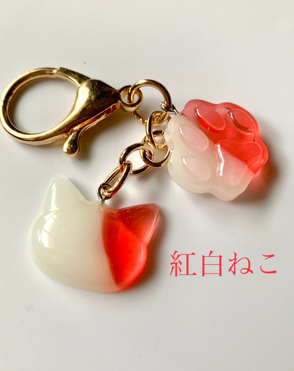 白猫と肉球✩キーホルダー✩チャーム✩レジン✩ハンドメイド 3枚目の画像