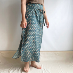 【1点もの】四角布のスカート 着物リメイク -絹 紬 着物地 青緑に松竹梅 SK299 1枚目の画像