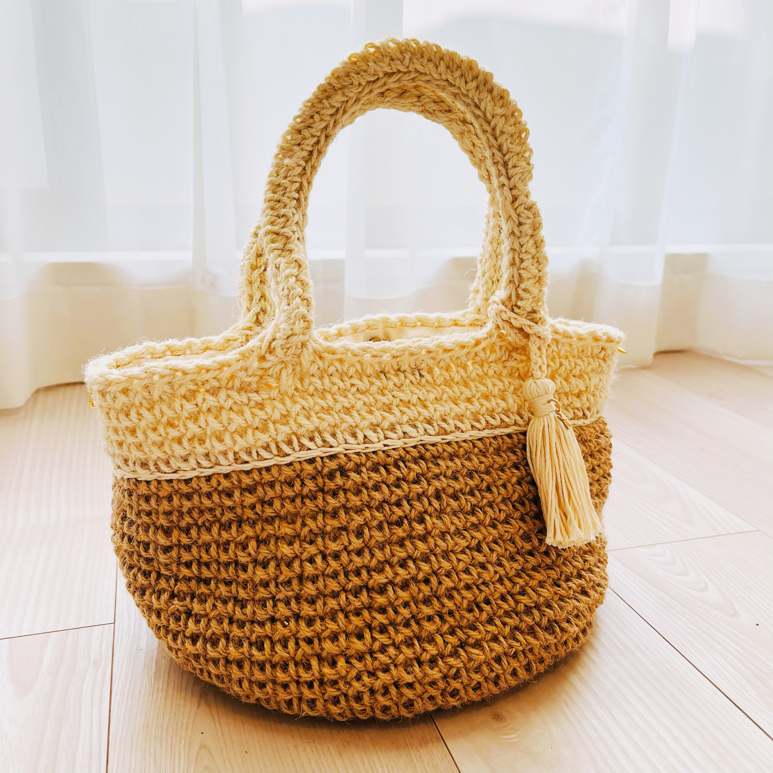 送料無料の商品 ツートンハーモニー麻紐バッグ♡⃛キラキラコットンタッセルつき かごバッグ