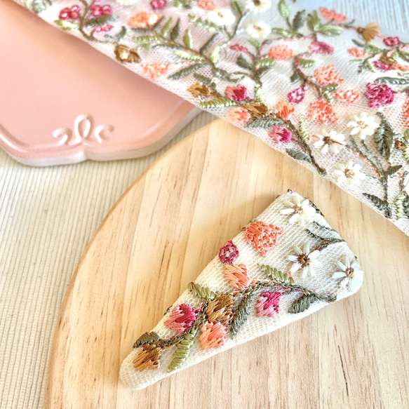 送料無料 インド刺繍リボン 三角パッチンピン 小花柄 ボルドー