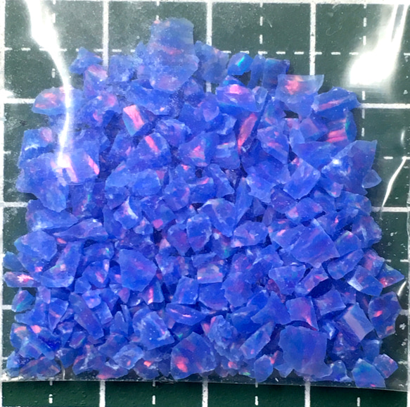 《人工オパール》(ネオンオパール) 原石 ブルー/赤斑 3.4g ㉞ (樹脂含侵) 2枚目の画像