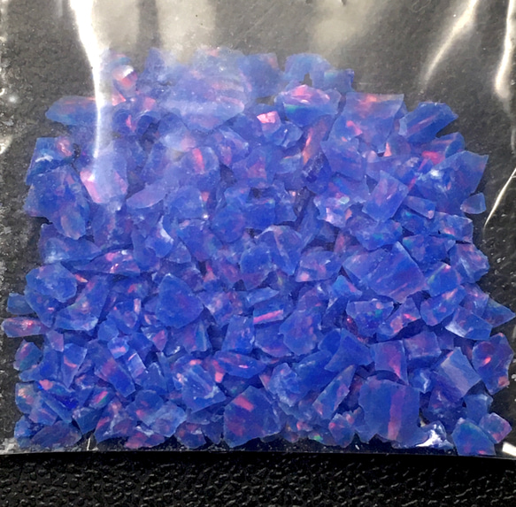 《人工オパール》(ネオンオパール) 原石 ブルー/赤斑 3.4g ㉞ (樹脂含侵) 1枚目の画像