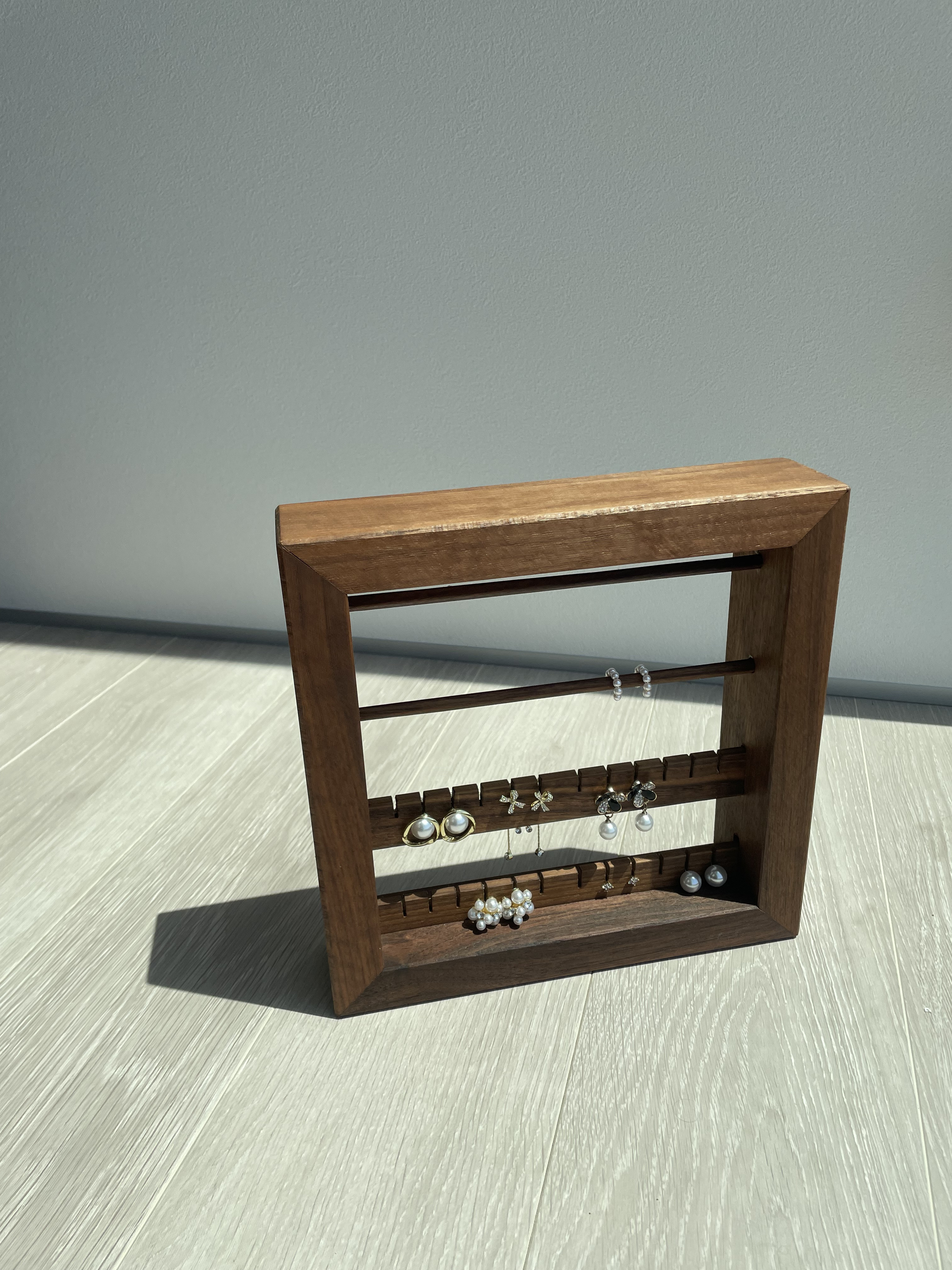 シンプルでシックなスタイリッシュピアススタンド