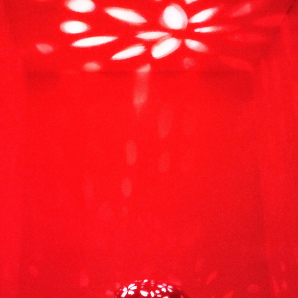 陶器ランプシェード通販窯元やす波窯のランプ『LEDダリア・桜』(L008)は電池式3色LED電球付き、持ち運び自由です 4枚目の画像