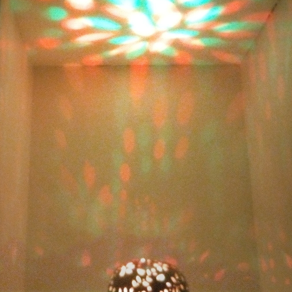 陶器ランプシェード通販窯元やす波窯のランプ『LEDダリア・桜』(L008)は電池式3色LED電球付き、持ち運び自由です 9枚目の画像