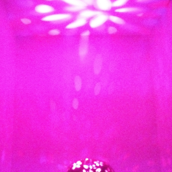 陶器ランプシェード通販窯元やす波窯のランプ『LEDダリア・桜』(L008)は電池式3色LED電球付き、持ち運び自由です 5枚目の画像