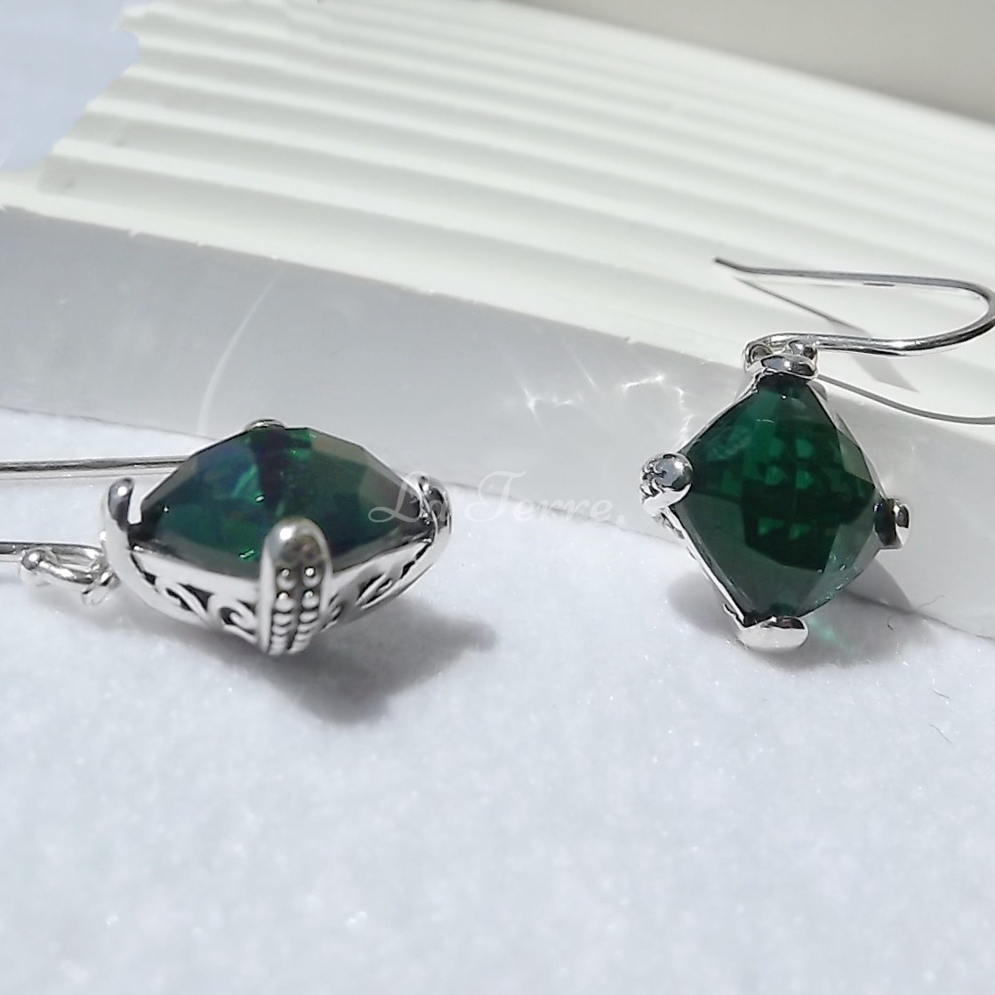 上品silver925 手雕り　ヴィンテージ風　スクエア　輝くクリスタル　ピアス　大粒