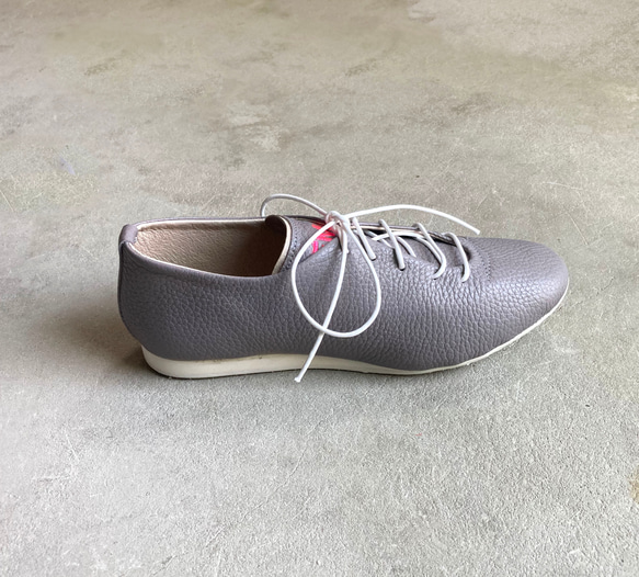 手工運動鞋包裹著一塊皮革/煙紫色 第5張的照片
