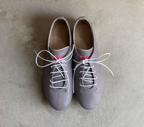 手工運動鞋包裹著一塊皮革/煙紫色 第1張的照片